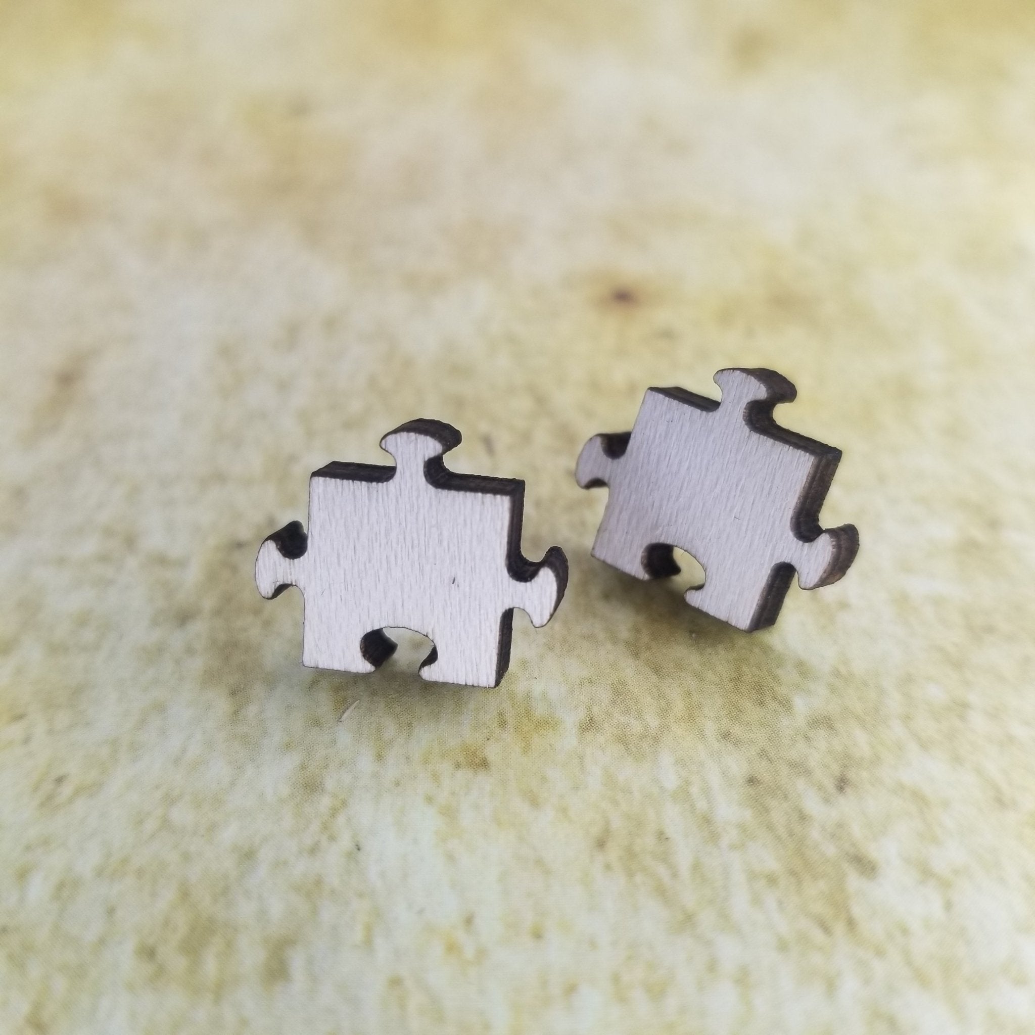 Puzzle Piece 3 Prong Maple Wood Stud Earrings - Designodeal